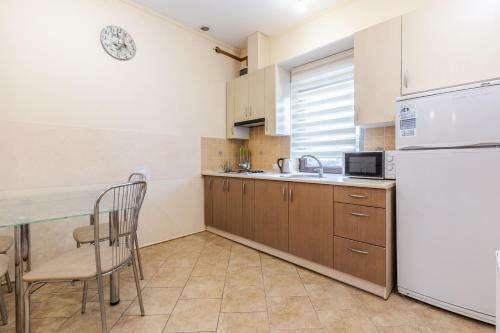 Mangal And Terrace In Center Apartment