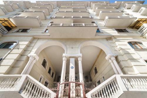 Stylish Apartment With A Balcony Overlooking The Park