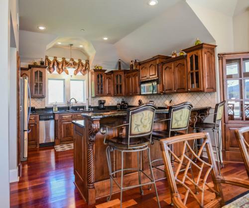 Large Home On Private Peninsula With Hot Tub + Sauna! Home