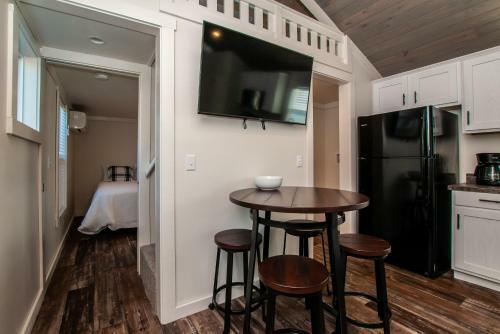 Sunset Cottage, River Rocks Landing With 3 Pools! Bungalow