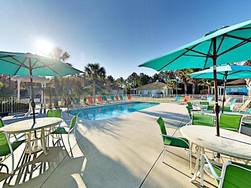 Apartamento Updated Getaway With Pool & Patio Overlooking Pond Condo
