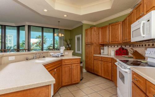 Hotel Phoenix On The Bay 2 By Brett Robinson Vacations