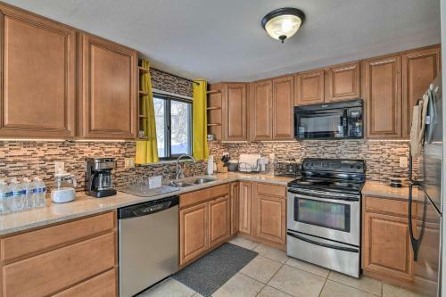 Anchorage Escape With Fireplace 11 Mi To Dtwn!