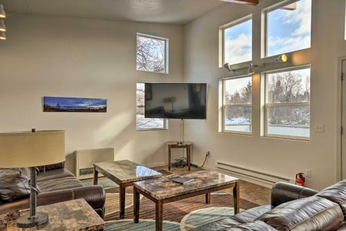 Pet-friendly Home With Northern Lights Aurora View