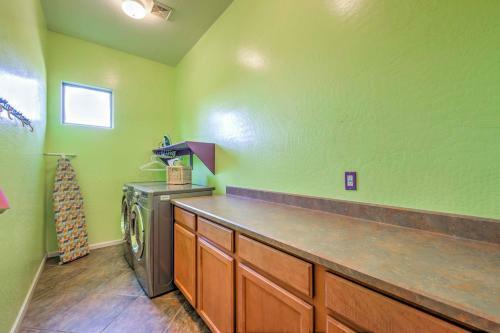 Family Oasis With Pool, 2 Mi To Downtown Chandler!