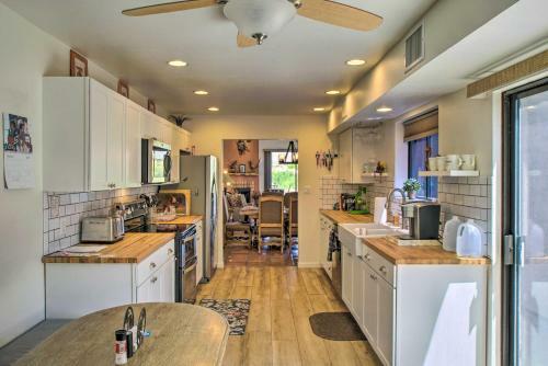 Lovely Mountain-view Getaway With Pool And Spa Access!