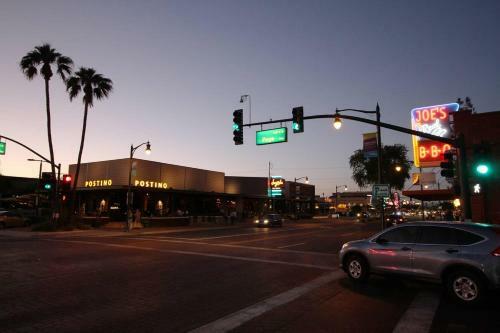 Cozy Gilbert Condo Walking Distance To Downtown !