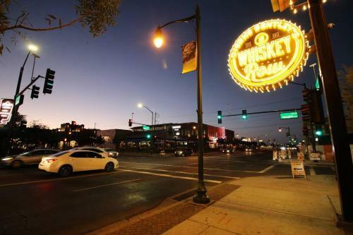 Cozy Gilbert Condo Walking Distance To Downtown !