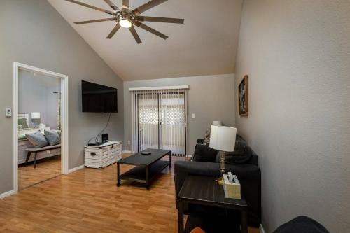 Cozy Gilbert Condo Walking Distance To Downtown !
