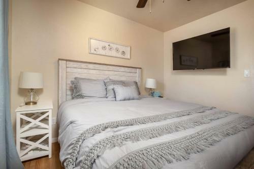 Cozy Gilbert Condo Walking Distance To Downtown !