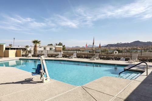 Quiet Escape Steps To Lake Havasu With Views And Grill!