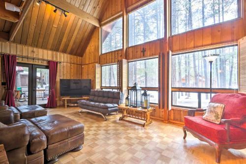 Woodsy Pinetop Cabin - Hike, Golf And Paddle!
