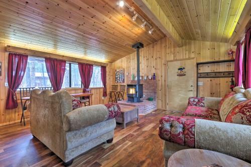 Woodsy Pinetop Cabin - Hike, Golf And Paddle!