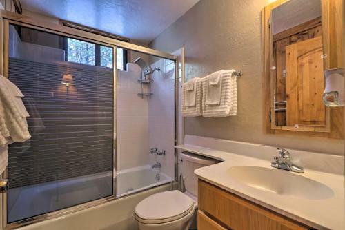 Woodsy Pinetop Cabin - Hike, Golf And Paddle!