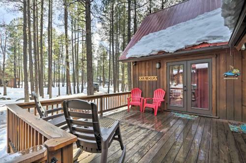 Woodsy Pinetop Cabin - Hike, Golf And Paddle!