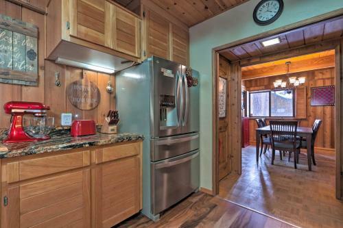 Woodsy Pinetop Cabin - Hike, Golf And Paddle!