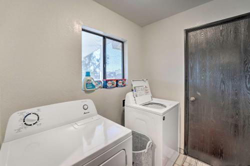 Cozy Home With Large Yard, 2 Mi To Lake Havasu!
