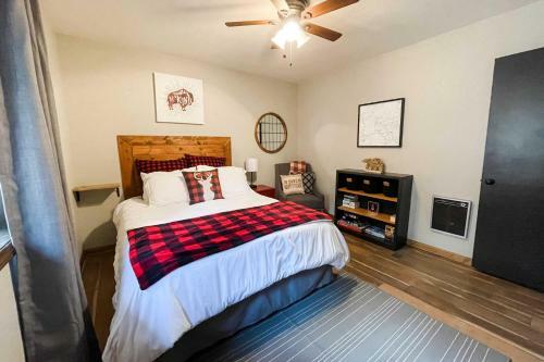 Bobcat Bungalow With Porch, Fire Pit And Treehouse!