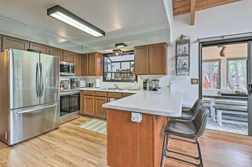 Animal Hill Retreat With Deck And Fire Pit!