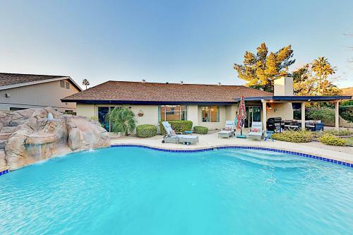 Upgraded Retreat - Poolside Oasis, Patio & Grill Home