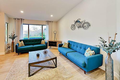 Upgraded Retreat - Poolside Oasis, Patio & Grill Home