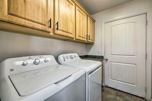 Modern Retreat With View, 9 Mi To Wahweap Beach