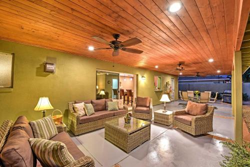 Phoenix House With Patio - 1 Block To Public Transit!