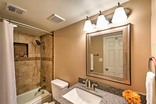 Phoenix House With Patio - 1 Block To Public Transit!