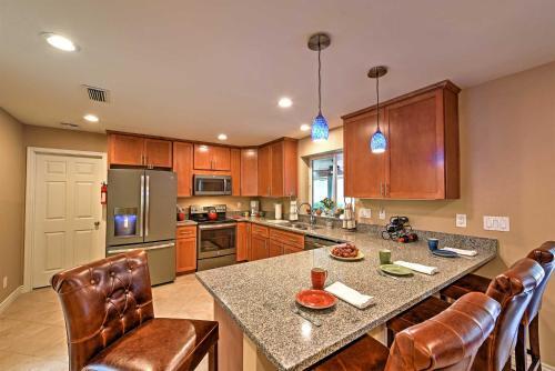 Phoenix House With Patio - 1 Block To Public Transit!