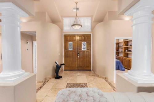 Grand Home With Private Pool On Foothills Golf Course