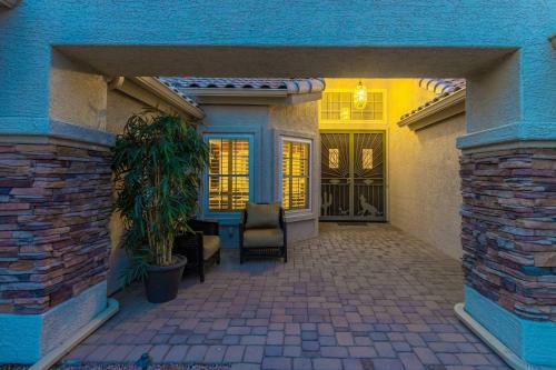 Grand Home With Private Pool On Foothills Golf Course