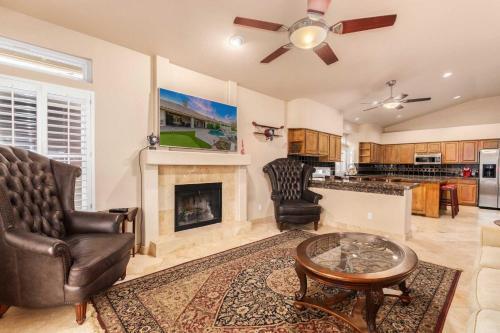 Grand Home With Private Pool On Foothills Golf Course