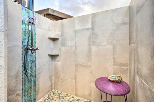 Modern Backhouse With Hot Tub And Tiki Bar Access