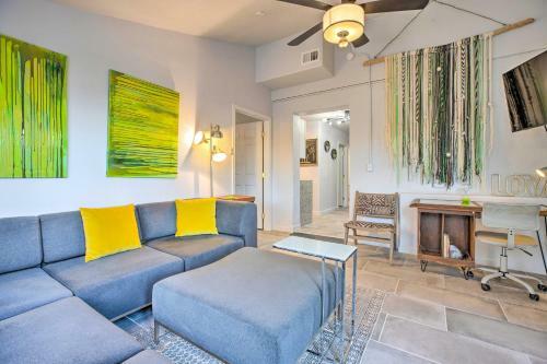 Modern Backhouse With Hot Tub And Tiki Bar Access