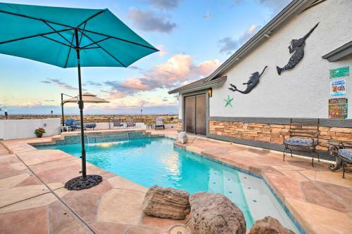 Modern Backhouse With Hot Tub And Tiki Bar Access