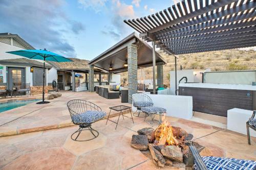 Modern Backhouse With Hot Tub And Tiki Bar Access