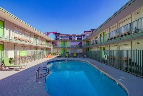 Wanderjaunt -- Classic Downtown Phoenix Apartments