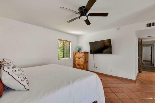 Stylish Scottsdale Home With Yard Pets Welcome