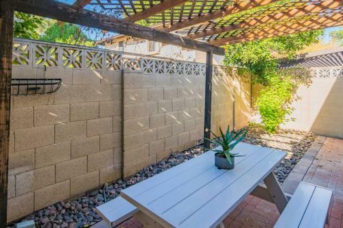 Sleek 2br Townhome | Central Phx By Wanderjaunt