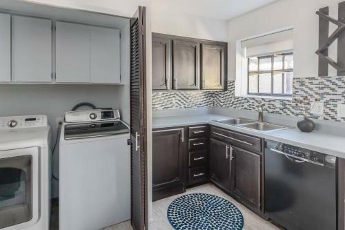 Sleek 2br Townhome | Central Phx By Wanderjaunt