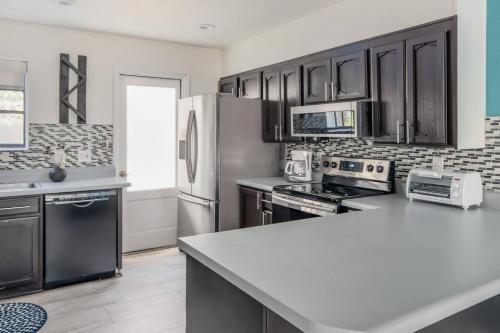 Sleek 2br Townhome | Central Phx By Wanderjaunt