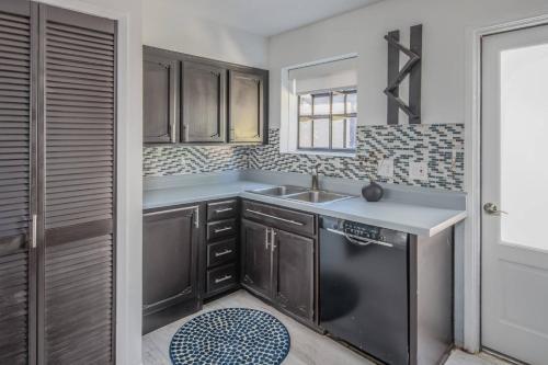 Sleek 2br Townhome | Central Phx By Wanderjaunt