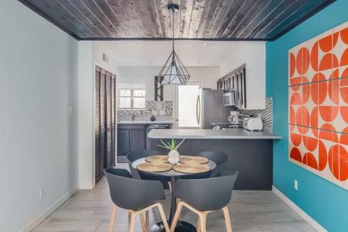Sleek 2br Townhome | Central Phx By Wanderjaunt