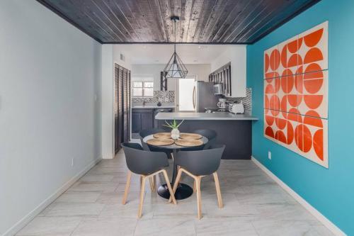 Sleek 2br Townhome | Central Phx By Wanderjaunt
