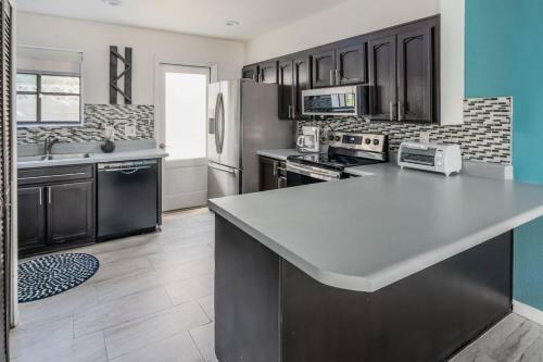 Sleek 2br Townhome | Central Phx By Wanderjaunt