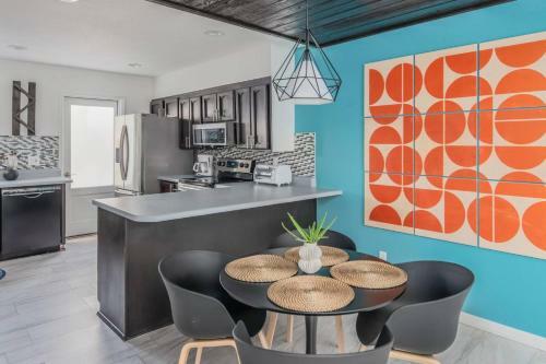 Sleek 2br Townhome | Central Phx By Wanderjaunt