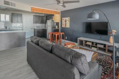 Sleek 2br Phoenix Townhome By Wanderjaunt