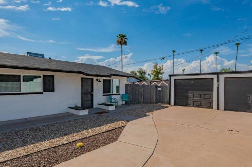 Sleek 2br Phoenix Townhome By Wanderjaunt