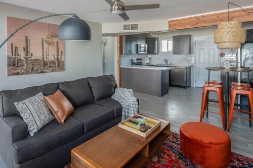 Sleek 2br Phoenix Townhome By Wanderjaunt