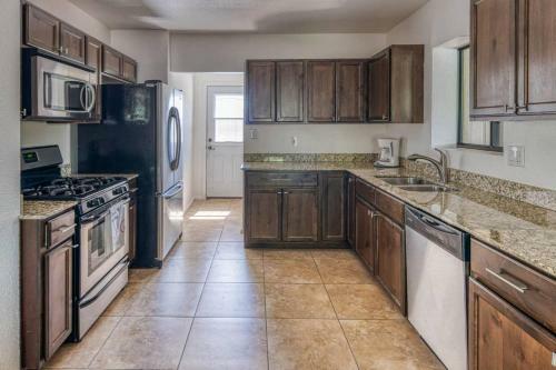 Stylish 3br Home In Phoenix By Wanderjaunt